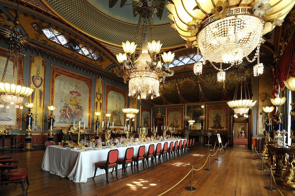 5 Outstanding Sculptural Chandeliers Found in Historic Buildings 1