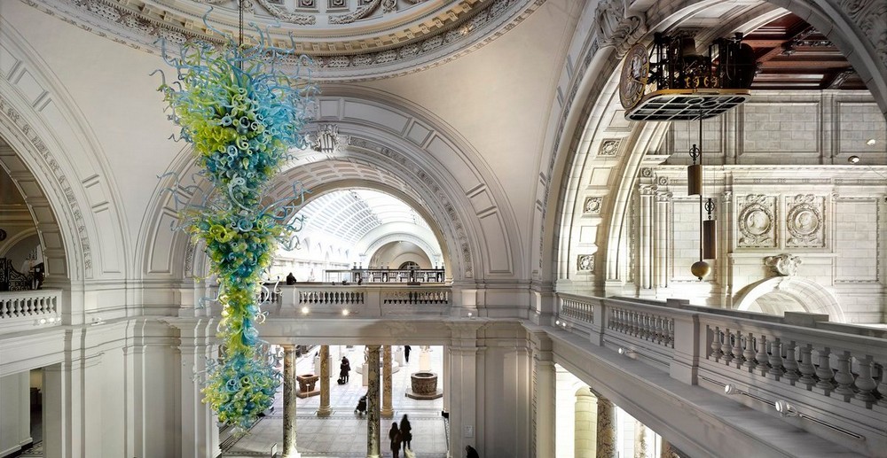 5 Outstanding Sculptural Chandeliers Found in Historic Buildings 3