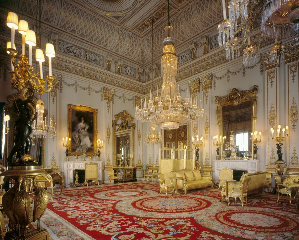 5 Outstanding Sculptural Chandeliers Found in Historic Buildings 4