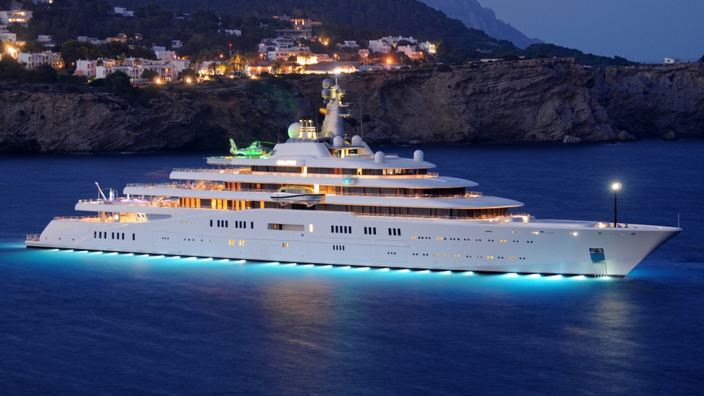 Be In Awe of the Massive Structure of the World's Largest Yachts 11 (3)