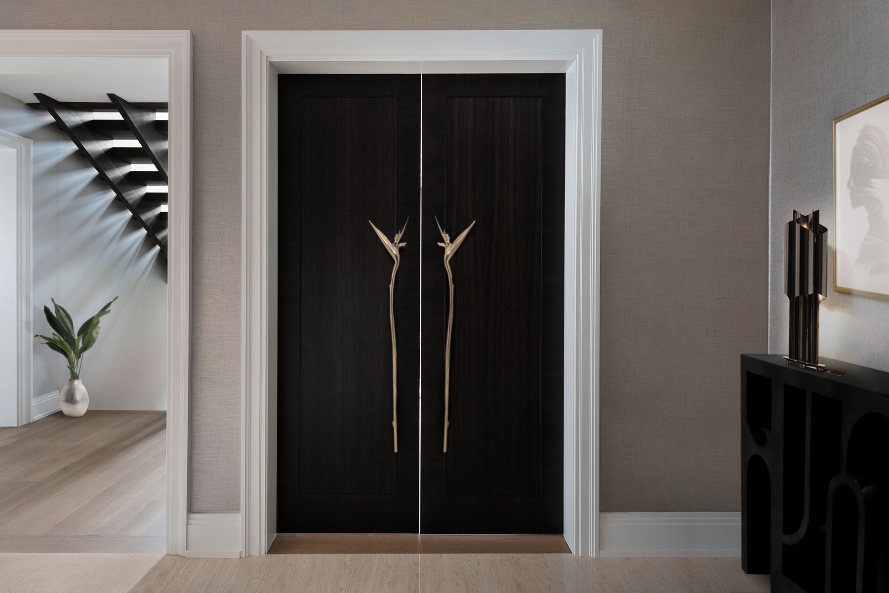 Luxurious entryways Martin Brudnizki with a big size door pull strelitzia